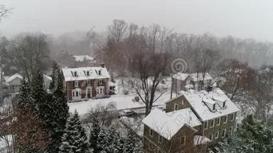 在费城郊区的维拉诺瓦，空中无人机在大雪中飞过房屋